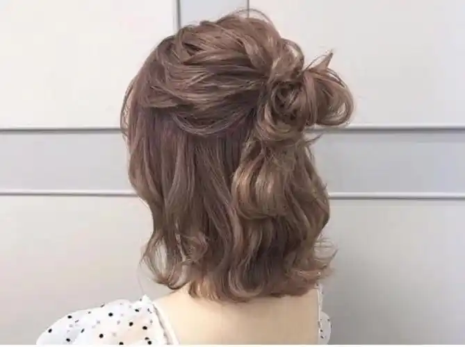 齐肩短发怎么扎好看短发留长尴尬期做个半扎发