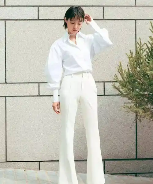 白百何的衣品是真的高,拼色卫衣配牛仔裤简单时髦,减龄又有活力