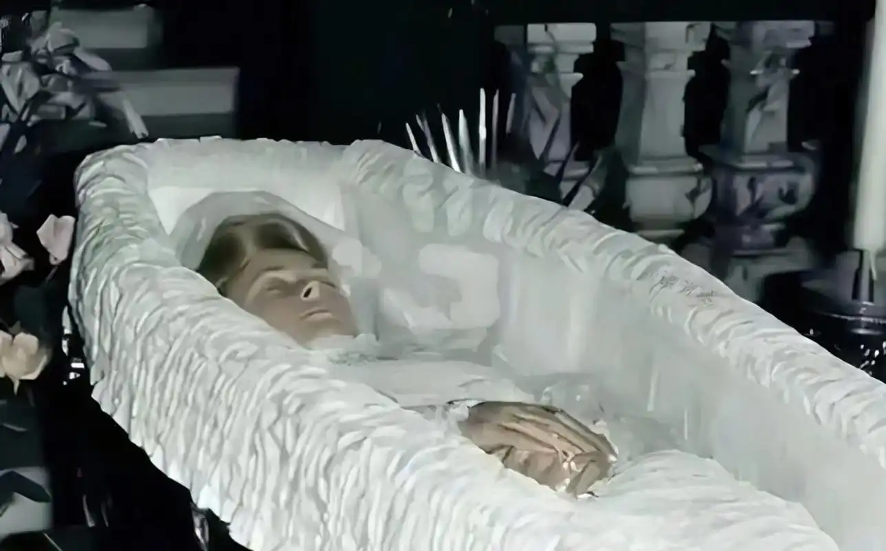 1997年9月6日,戴安娜王妃的遗容(真假难辨)被盖上棺材,查尔斯王子和