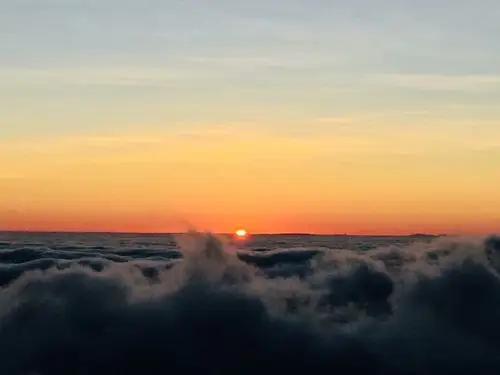 东方破晓曙光彤