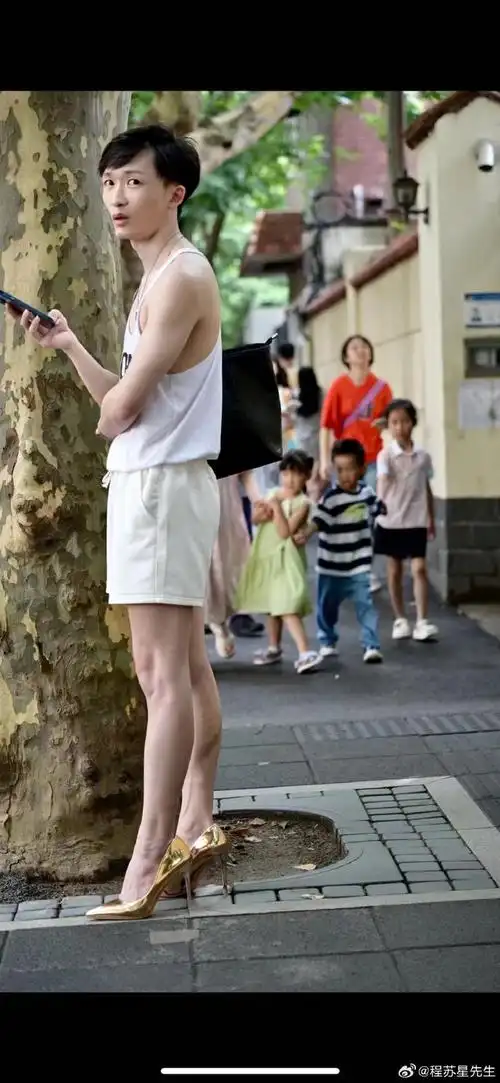 男人现在都开始穿高跟鞋了,这让女人怎么活