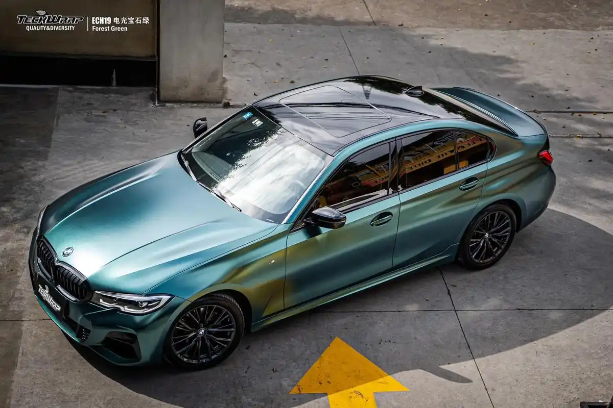 低调又充满活力宝马3系电光宝石绿