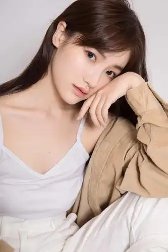 "最美校服女生"高晴仙系写真曝光,完美诠释甜美时尚风