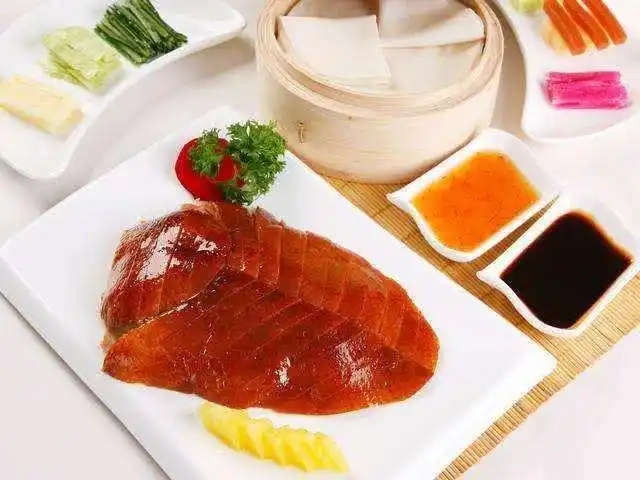 北京烤鸭,鸭子,豆腐,红辣椒,辣椒,口蘑,肉丁,酱油,勾芡,水淀粉,小白菜