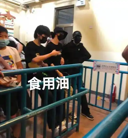 今日,时代少年团的几位成员现身某个游乐园,在游乐园内也引发了私生粉