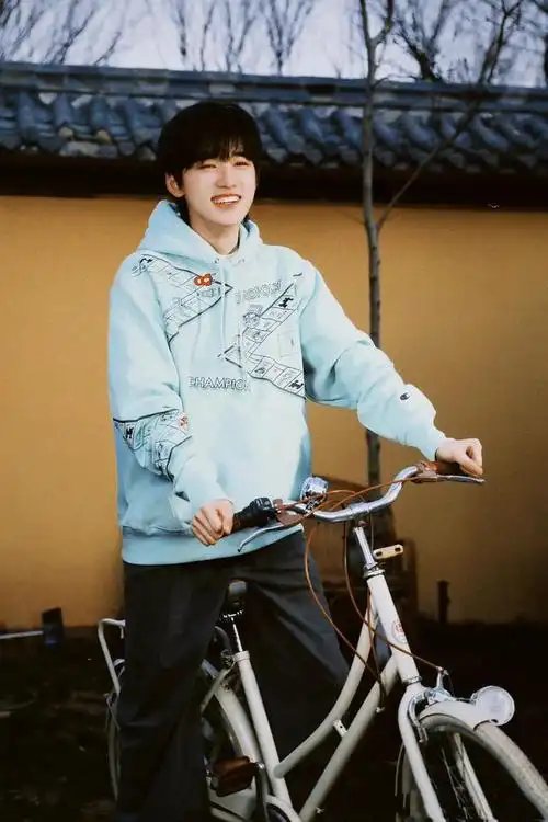 宋亚轩壁纸三格宋亚轩壁纸锁屏