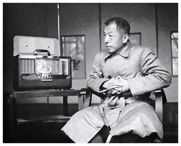 宋美龄没有去见过张学良,但是会问他的情况,也会照顾好张学良的生活