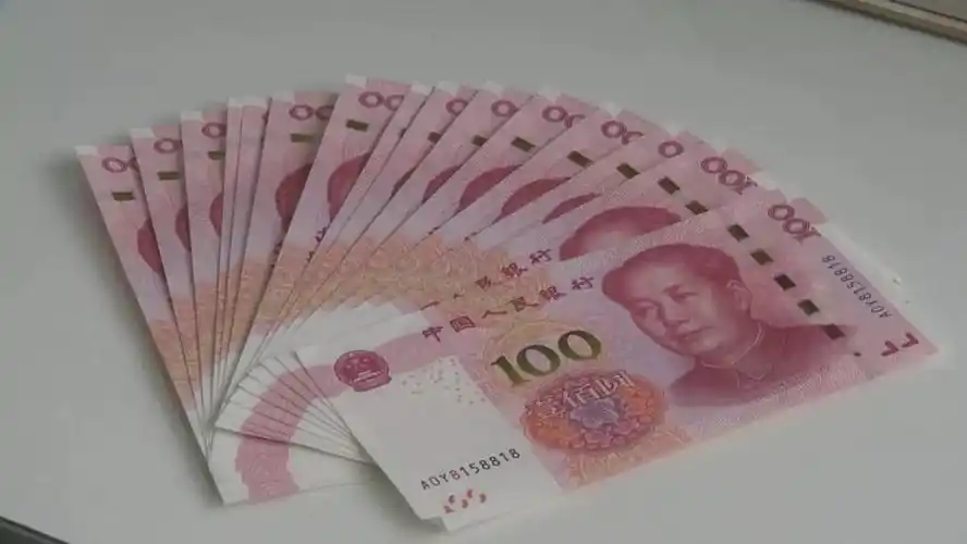 正在窗口值班的谌警官准备接待他时,这名男子突然拿出一叠人民币,放在