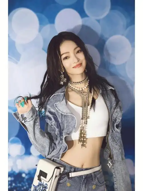 张韶涵aw22花朵扭转牛仔夹克