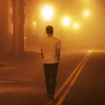 一个人真实背景图片孤独伤感 时间从来不回答生命从来不喧哗-腾牛个性