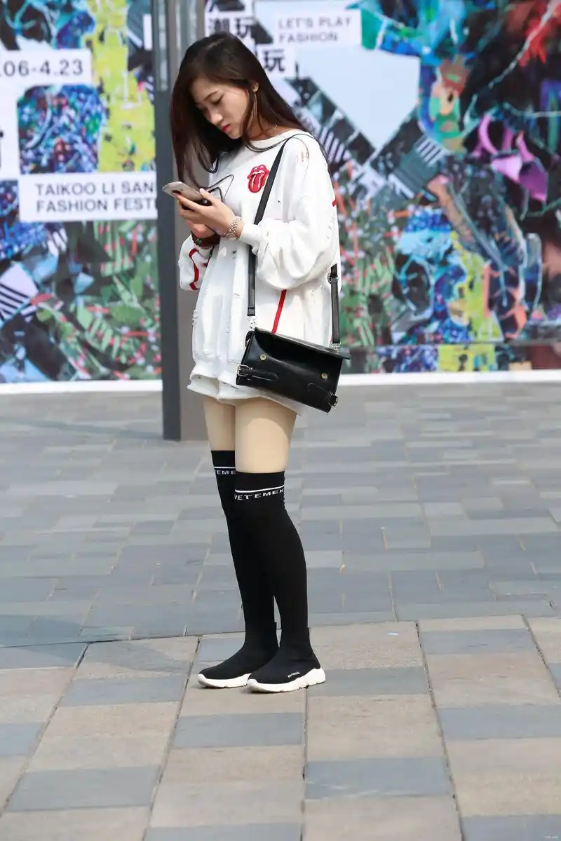 深圳街拍:白色卫衣的短裤美女,一双美腿分外抢眼