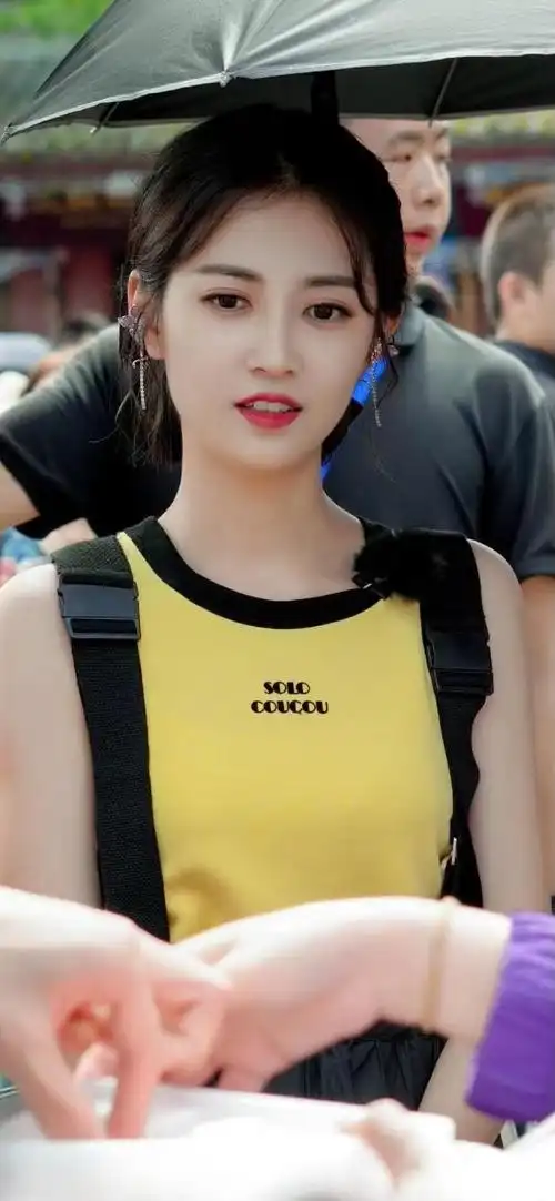 陈钰琪是一位精致美丽的女孩,她拥有一双大眼睛和灵动的微笑,让人不禁