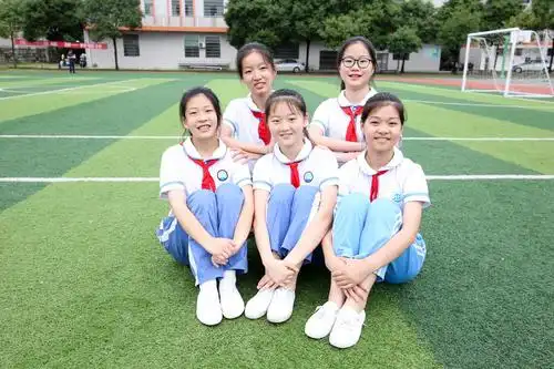 滨湖学校2019届六年级50班毕业合影留念