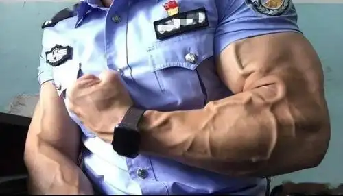 39岁男警察身材照被曝光撸铁15年成大肌霸罪犯都不敢惹他