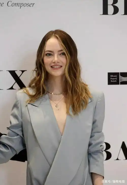 5月6日,一组"石头姐"艾玛斯通出席发布会的照片释