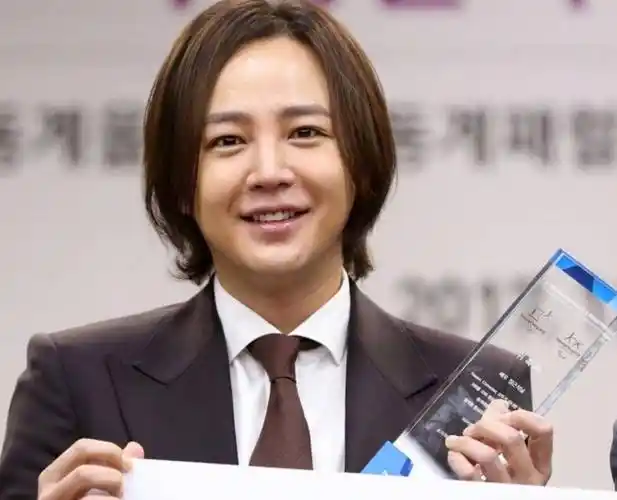 张根硕退伍回归,近照流出帅气十足,和从前判若两人_时候_身材_大叔