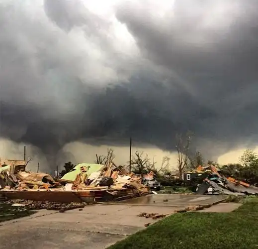 美国小镇遭双龙卷风袭击致1死16伤