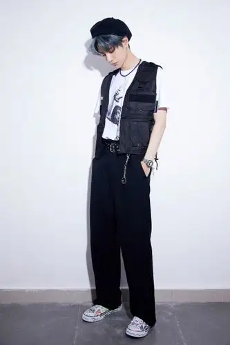 《创造101》导师王一博再换造型,网友:求他出个眼妆教程