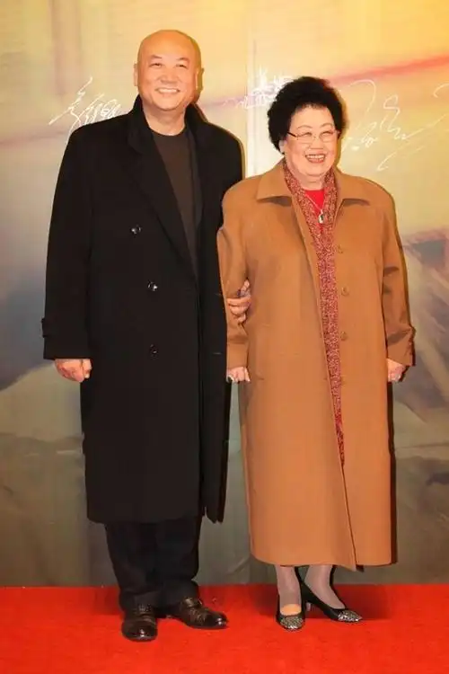 迟重瑞搀富婆妻子出镜大12岁老婆全身首饰太闪耀他全程陪笑