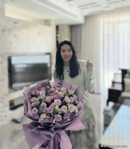 魏秋月母亲节晒照,手里捧花心情大好,新发型更显年轻