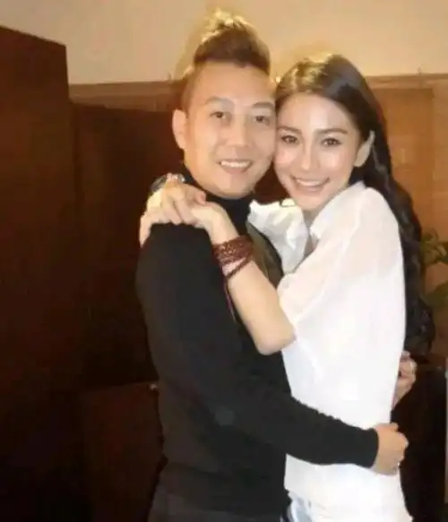 baby与黄晓明官宣离婚后男友人频晒两人亲密合影贴脸搂腰吸睛