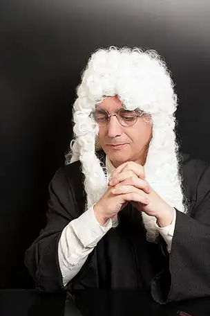 黑色背景上戴着假发的男法官肖像法律政协司法律师法官公平公正海报