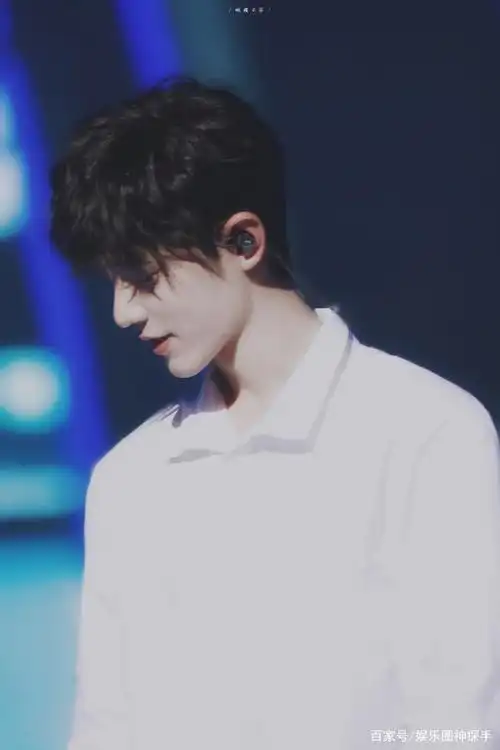 都说肖战长得帅,那是你没见过他的侧面