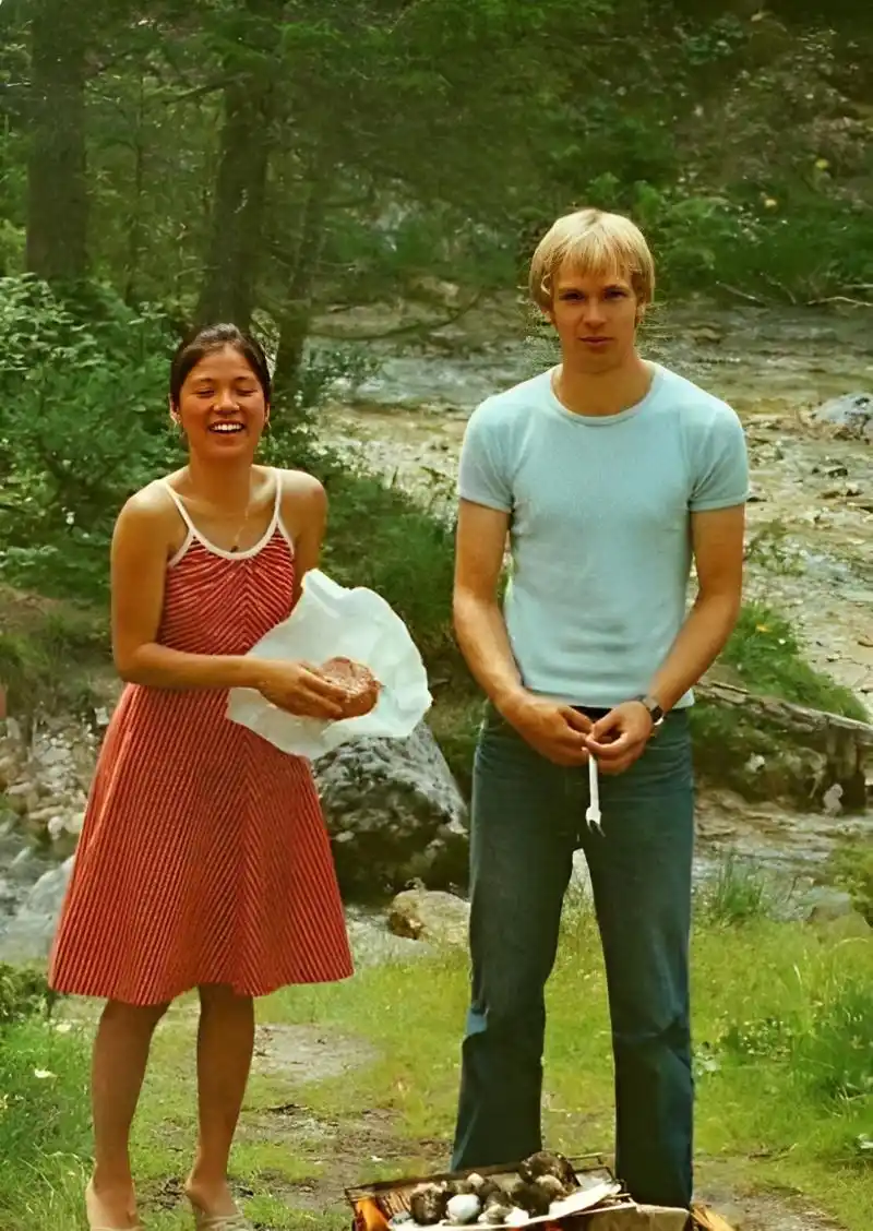 1979年,20岁的翁美玲和荷兰男友外出烧烤,留下了这张照片!