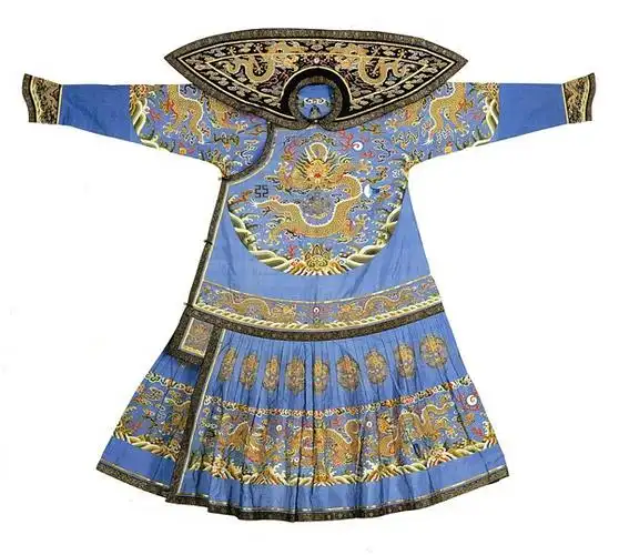 清代皇帝在各种祭祀中需穿着相应颜色的祭服,如月坛夕月(祭月)时穿月