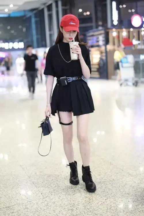 杨幂用马丁靴配吊带裙不闷