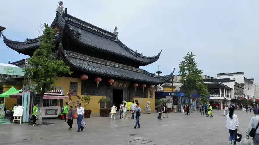 玄妙观位于苏州古城观前街,相传原是春秋时期吴王阖闾的宫殿 .