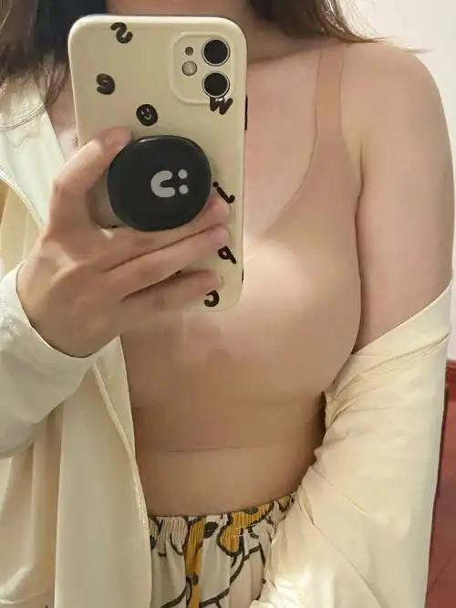 另一方面薄外衣透出内衣的肩带和蕾丝边真很丑01微壳小弹弹这款大