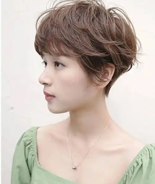 今夏最火短发来了,挂耳短发纹理烫,潮流发色就是不一样