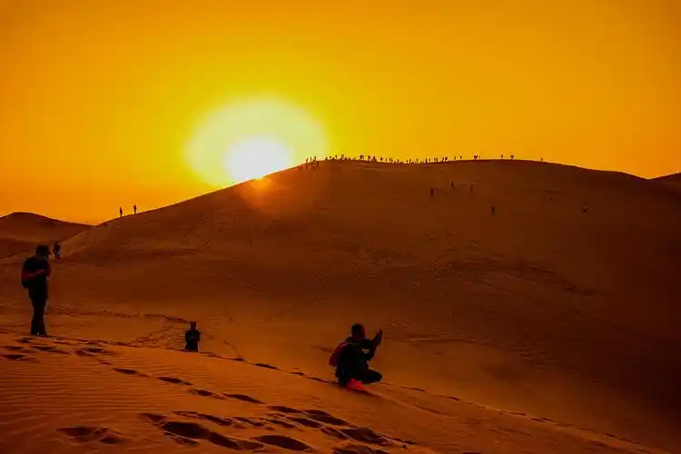 在鸣沙山月牙泉景区拍到的日出美景.