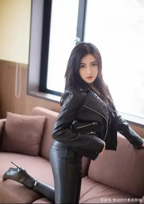 一袭黑色皮衣,展现女性魅力