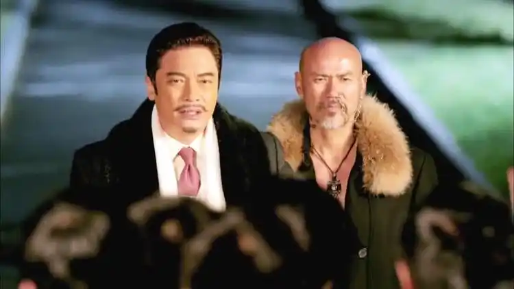 青龙帮帮主解散佣人,怎料大家都不愿意走,下秒帮主的做法感人