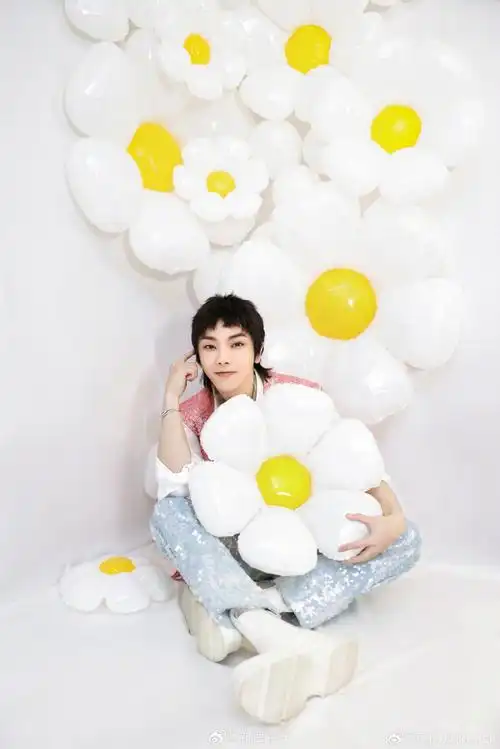 华晨宇丨生日大片78    纯白系 狼尾造型,酷拽又清新简约,元气十足!