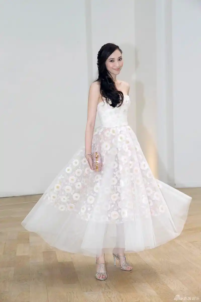 吴佩慈受邀品牌巴黎高定秀 蕾丝裙飘逸似仙子