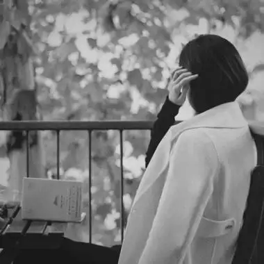 黑白高级感女生背影,黑色背影女高冷头像