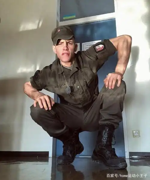 国外军营寸头肌肉大兵,痞帅痞帅的样子,是你喜欢的类型吗?