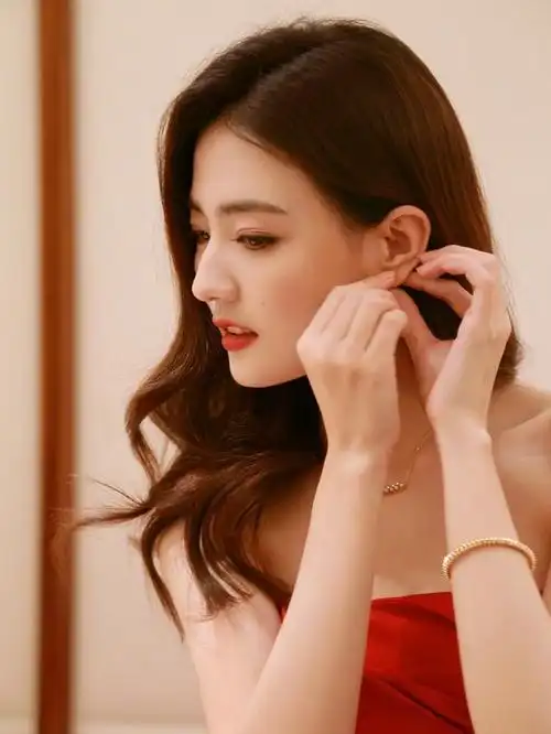 徐璐,1994年12月28日出生于内蒙古呼和浩特,毕业于中国人民解放军艺术