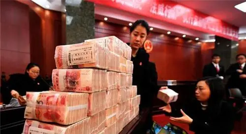 昆明一法院发放执行案款 五千万元现金堆满桌子