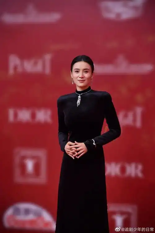 宋佳大气#@宋佳今日出席上海国际电影节,一身黑色丝绒长裙尽显刹哪