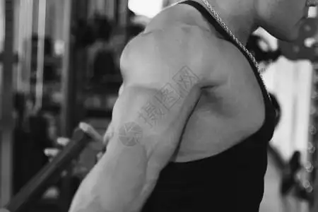 黑白 专注,黑白照片男强大的二头肌特写健身房健美运动员美丽背景