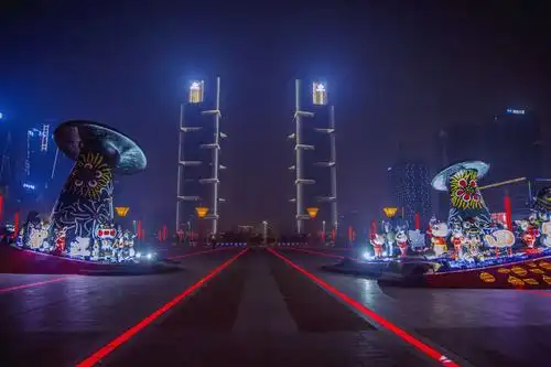 双子塔也成为造型的组成部分,默默地注视着归心似箭的亲人