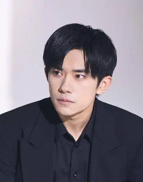 2022备受欢迎的男士发型_造型_刘海发_男生