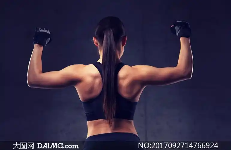 展示背部肌肉的马尾发美女高清图片