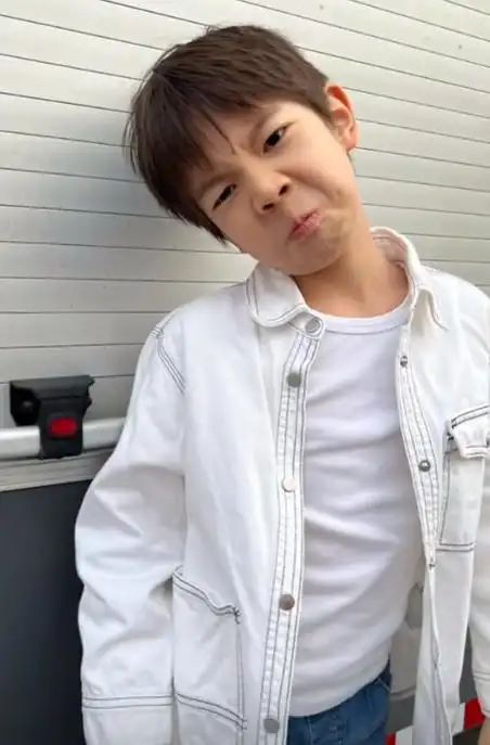 霍思燕晒儿子正脸照,嗯哼嘴巴凸起明显被指腺样体面