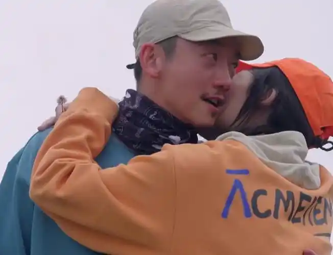 3年3胎儿女双全郑恺都长白头发还在节目中哭了苗苗深情拥吻