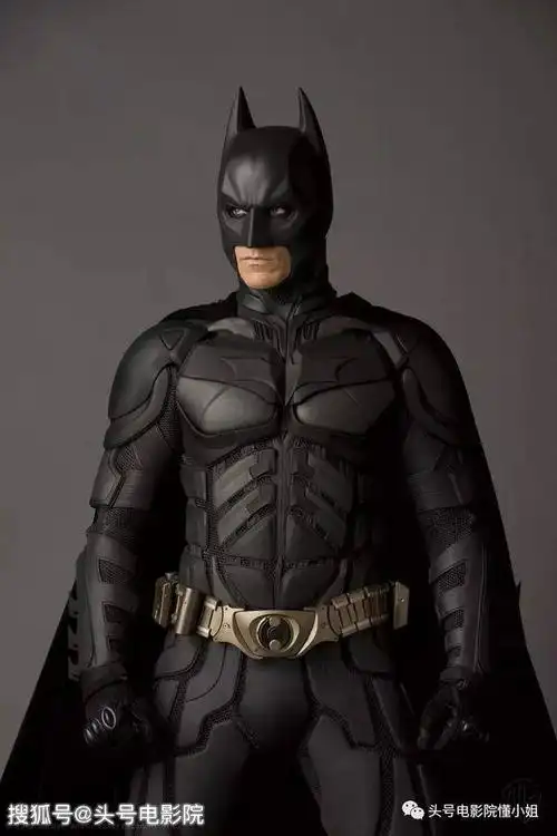 柯南和大本还一起吐槽了蝙蝠侠战衣,说,"这肯定影响了他(贝尔)的表演